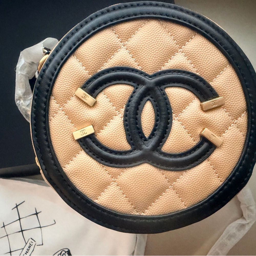 New with tag & box Beige/black Quilted round Crossbody Bag - Picture 2 of 9